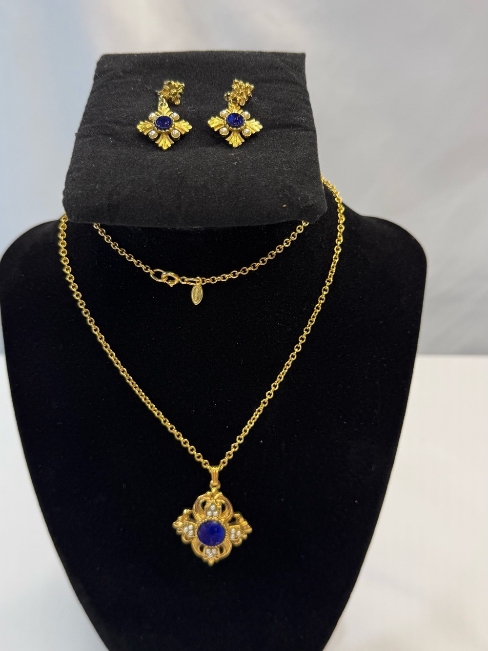 Vintage Avon Viennese Collection Gold Tone Blue Pendant Necklace & Earring Set